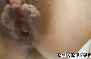 XXX ప్రియురాలు మేజోళ్ళు sucks మరియు అడుగుతుంది ఉంచాలి