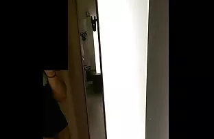 XXX డబుల్ ఫన్ కోసం తాగిన అమ్మాయి సాధారణ టాయిలెట్