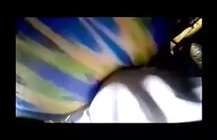 XXX మహిళ పక్కన కూర్చొని రోడ్ చెప్పారు.