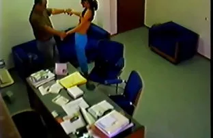 XXX ఒక మనిషి లైట్లు ఒక పిరికి అమ్మాయి సెక్స్