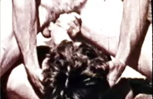 XXX Guy Fucks తన ప్రియురాలు మరియు ఆమె dissolute అమ్మ