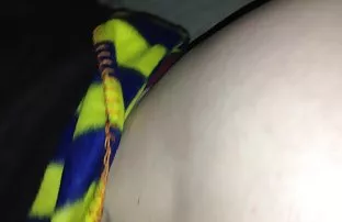 XXX డ్రూ ఒక రంధ్రం లో బెంచ్ మీద పార్క్