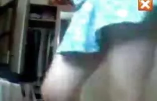 XXX నల్లటి జుట్టు గల స్త్రీని మెరిసిపోయాడు twat బెంచ్ మీద కూర్చొని, ఆమె భర్త తో