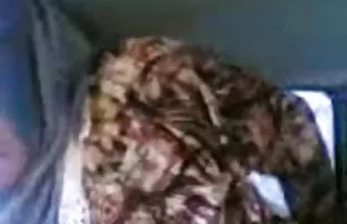 XXX ఒకే సమయంలో రెండు మొడ్డలు lesbianas మీద వంటగది పట్టిక